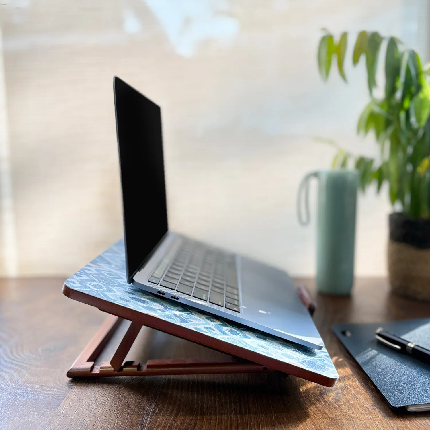 Ikat Laptop Stand