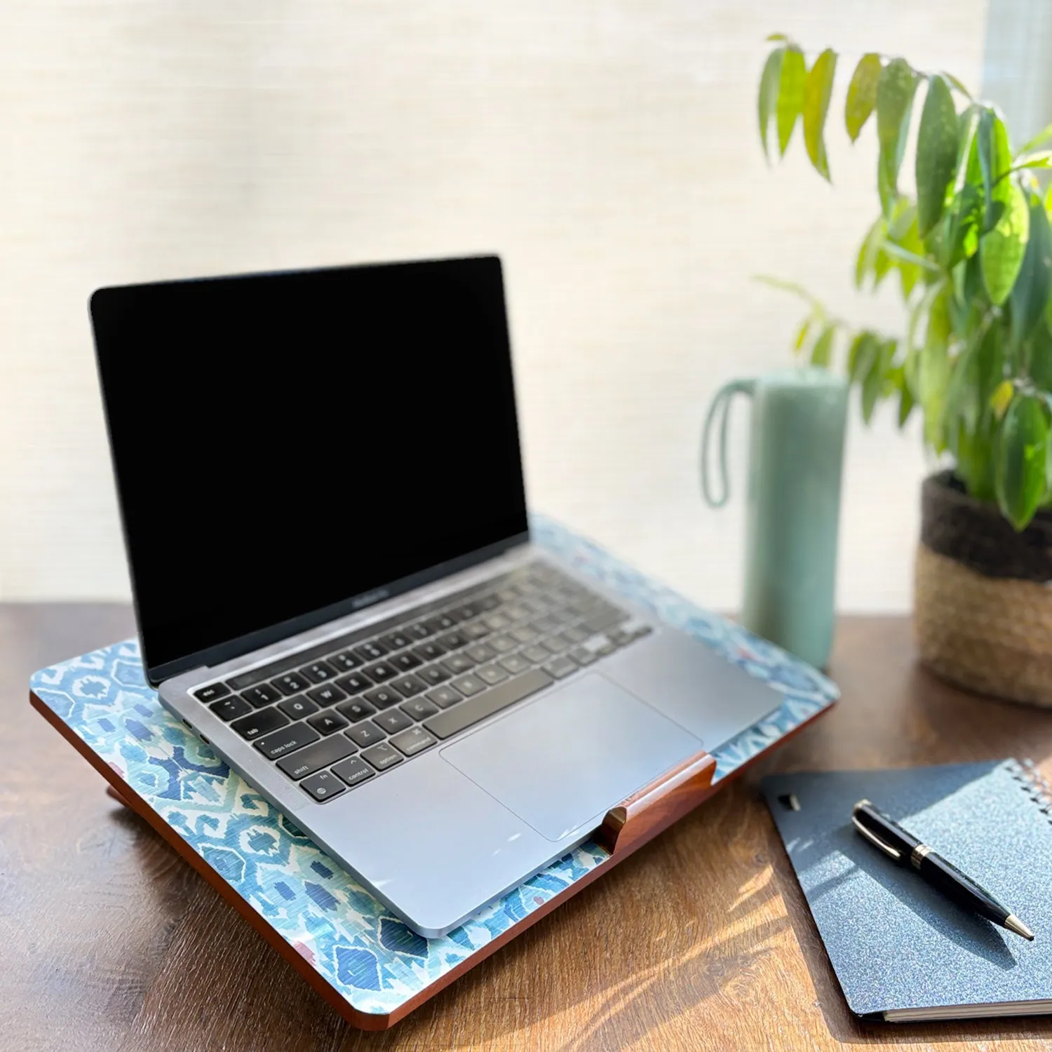 Ikat Laptop Stand