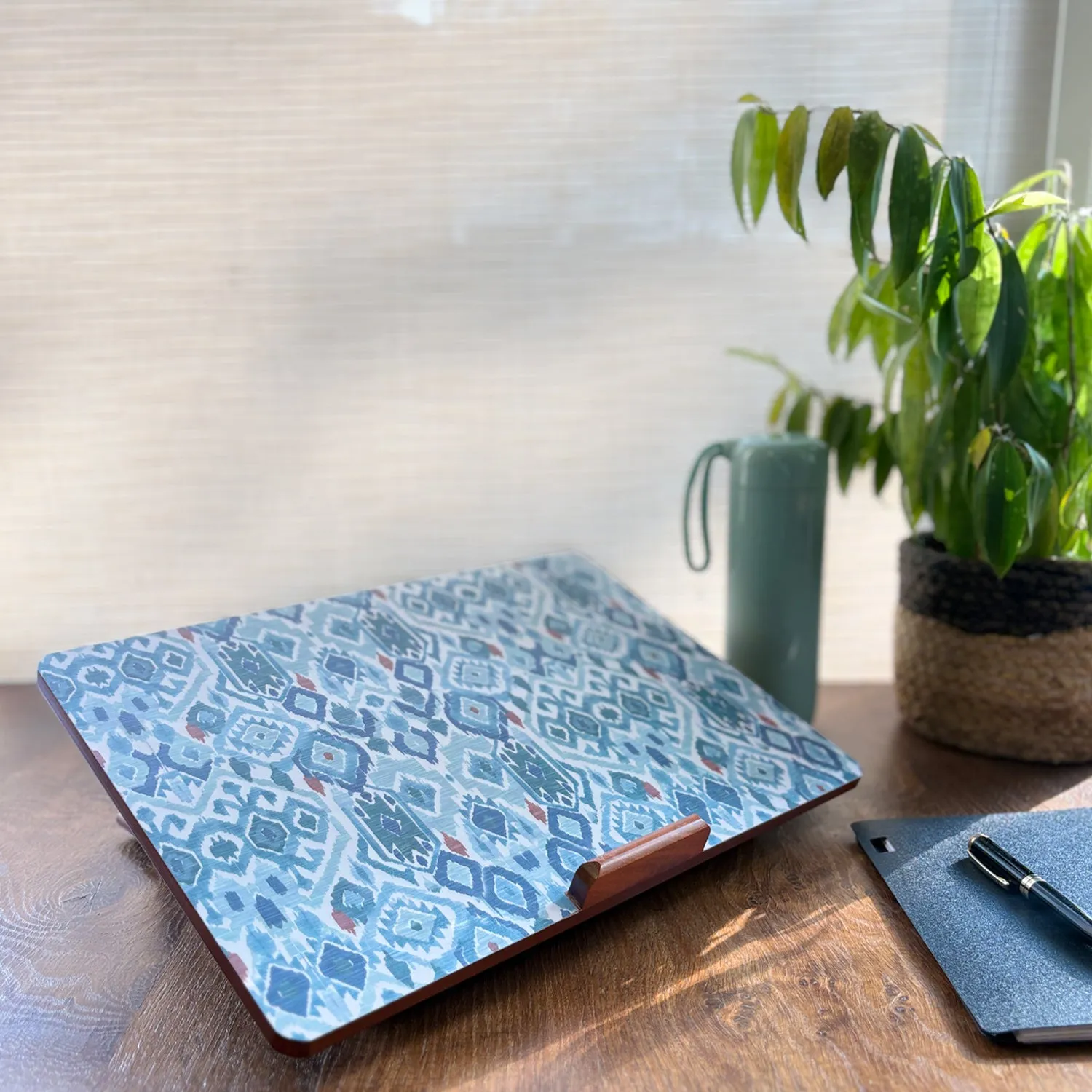 Ikat Laptop Stand